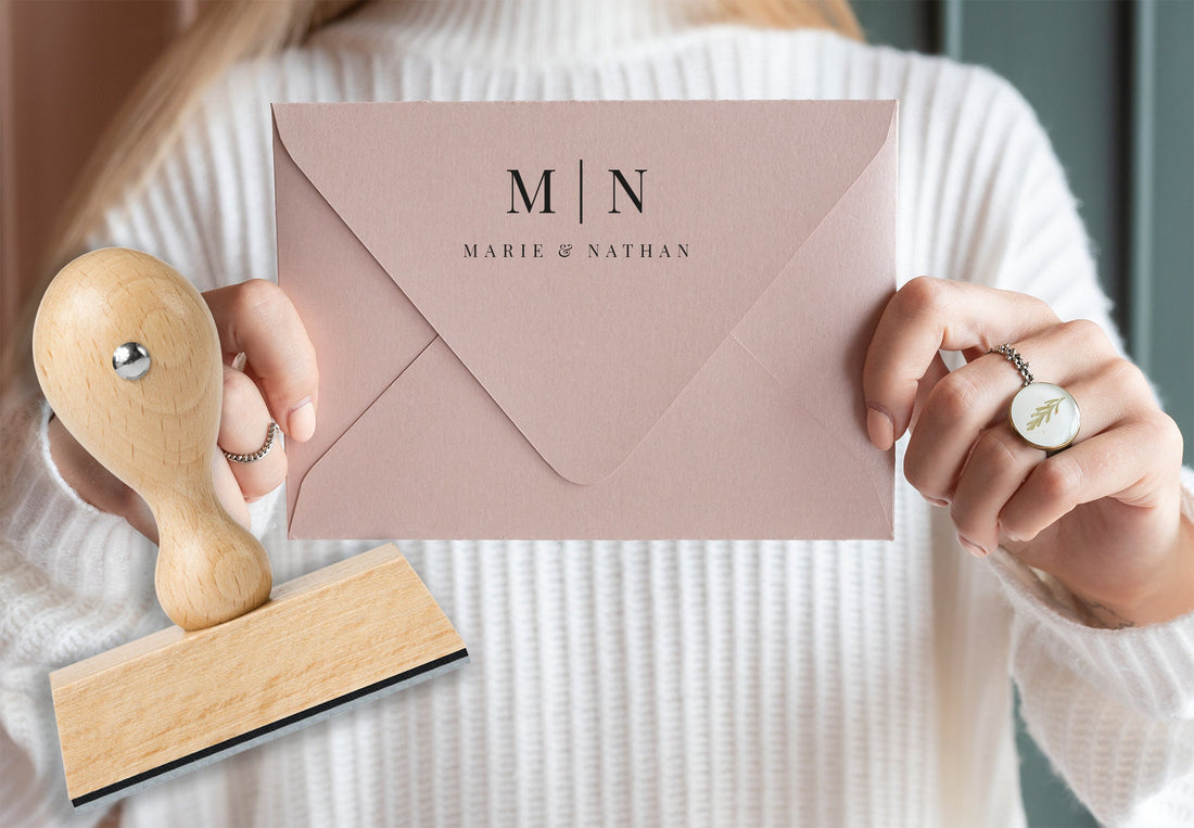 Stempel mit Initialen und Name